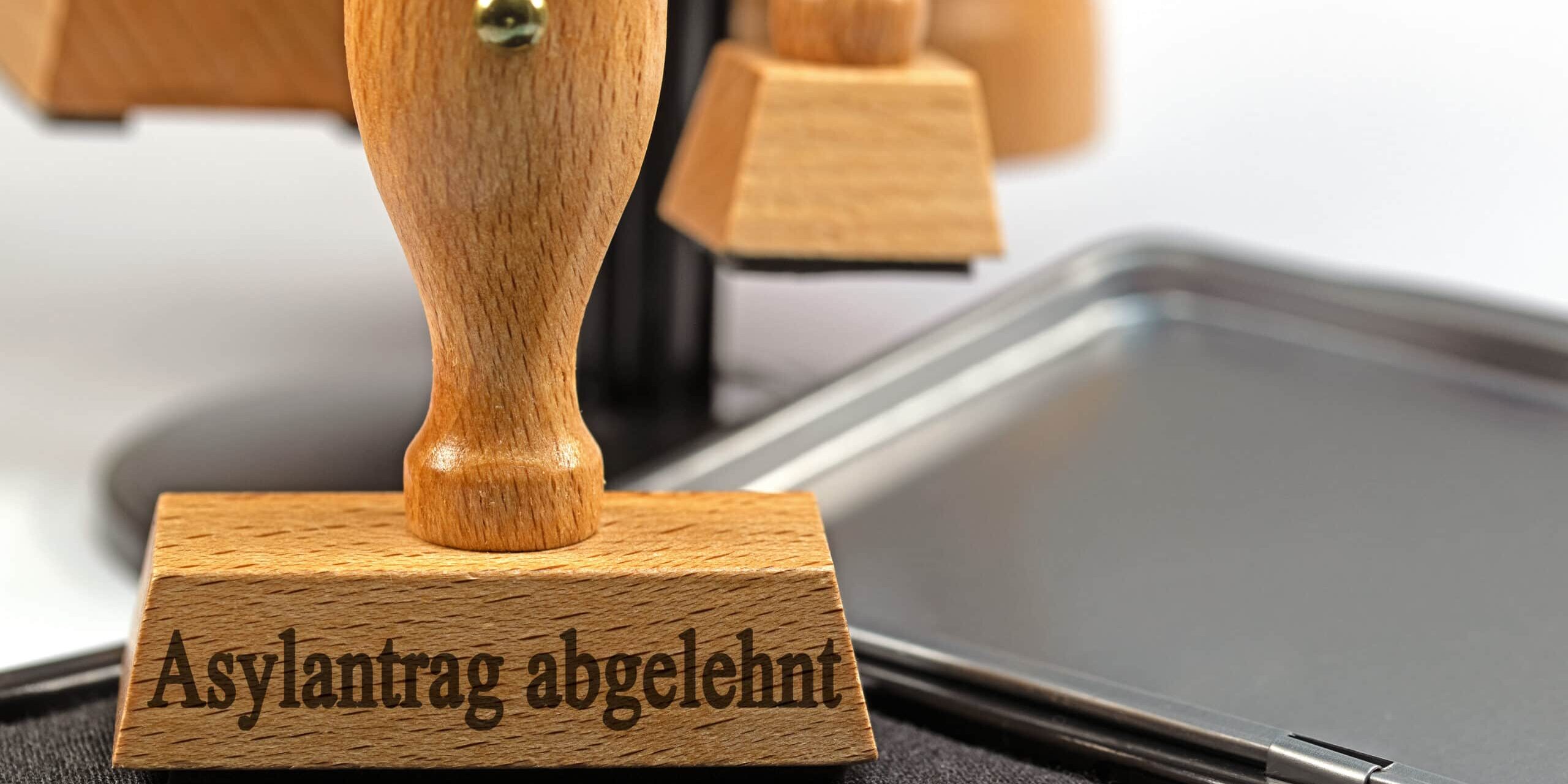 Stempel mit dem Aufdruck „Asylantrag abgelehnt“
